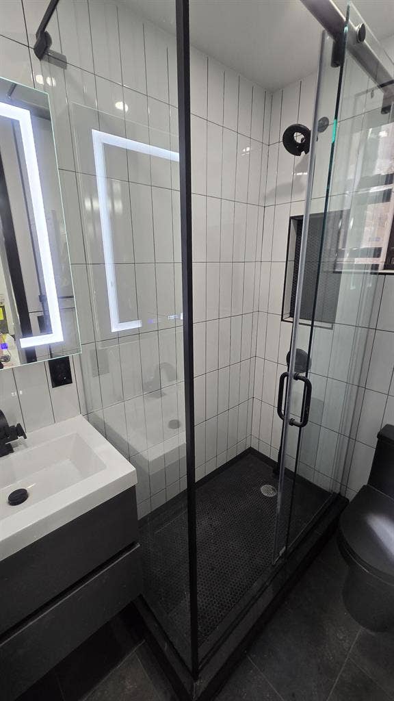 baths, need roommates