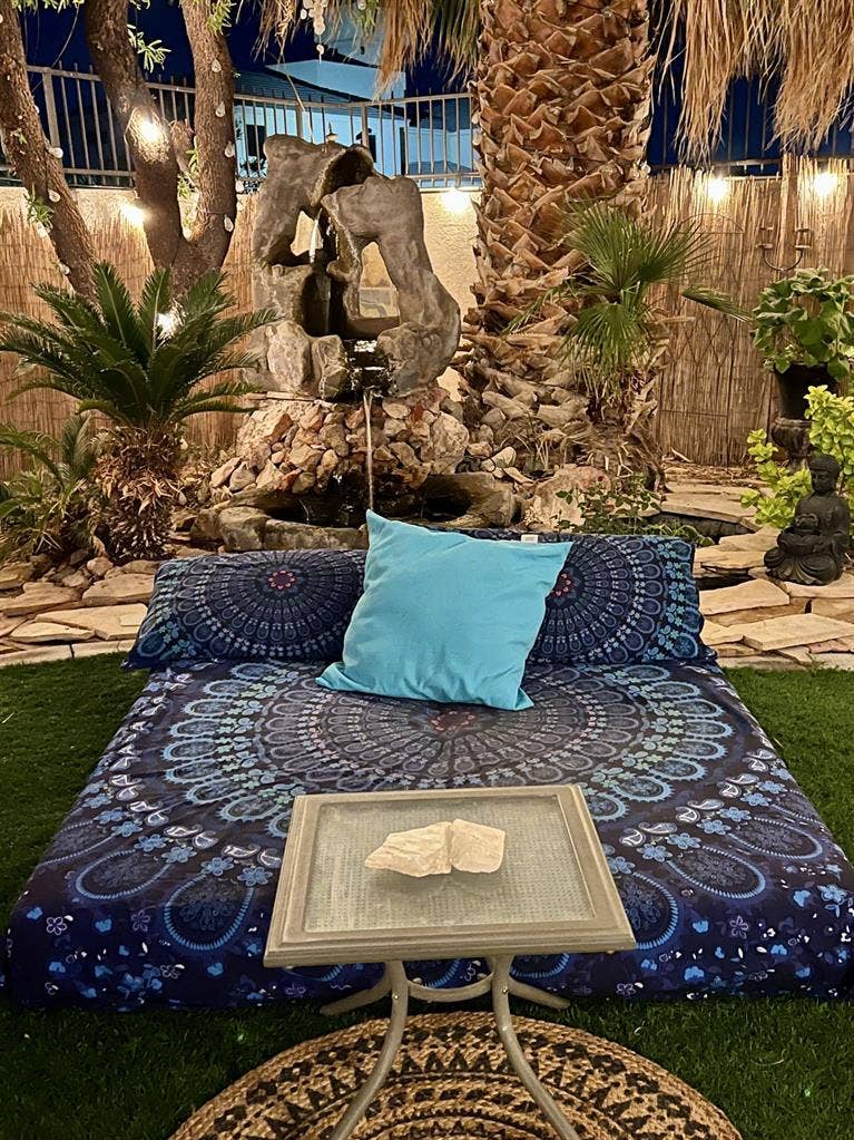 Large primary bed w private bath