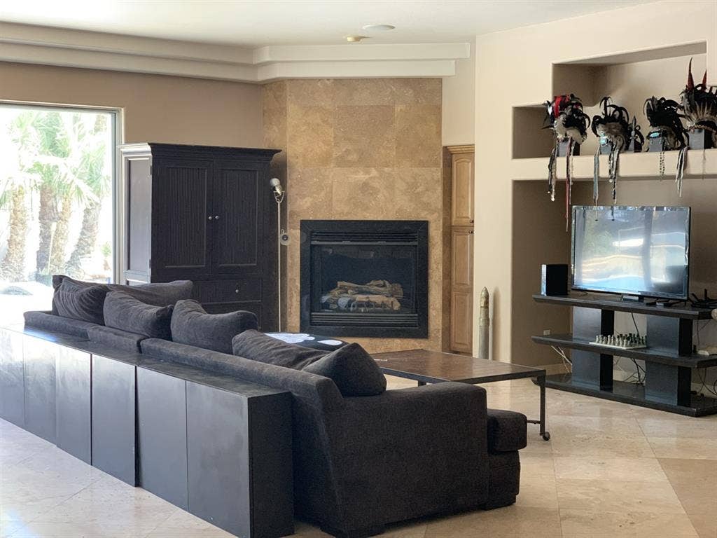 Large primary bed w private bath