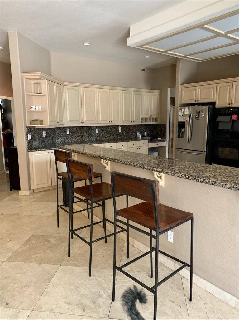 Large primary bed w private bath