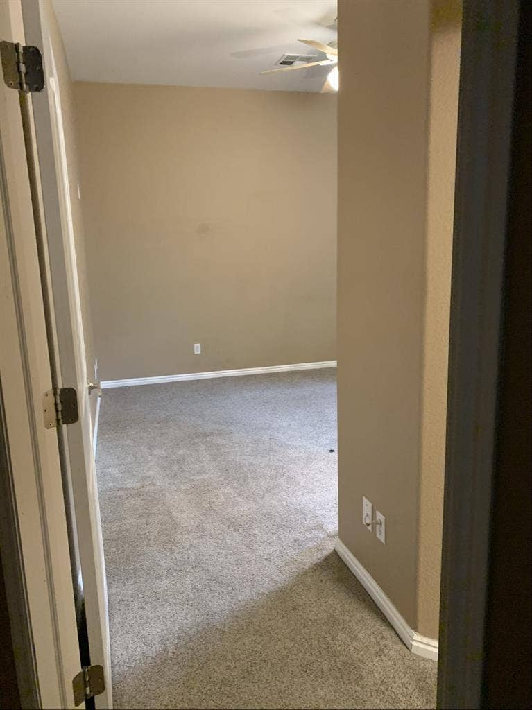 Large primary bed w private bath