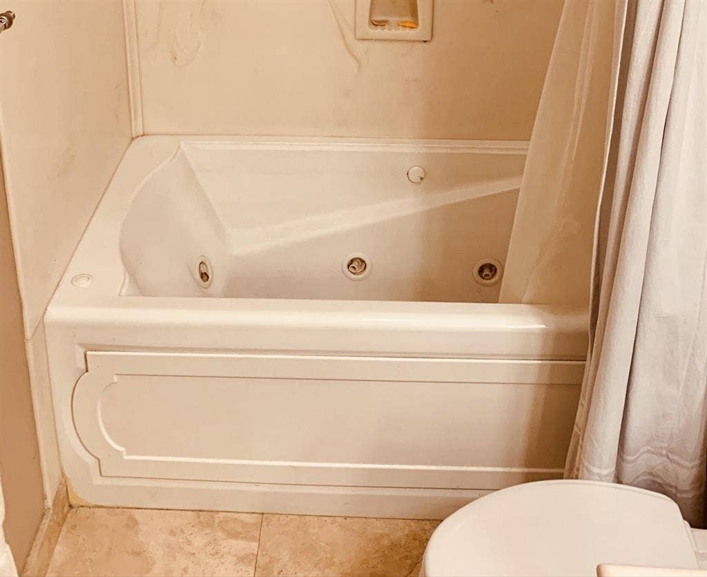 Large primary bed w private bath