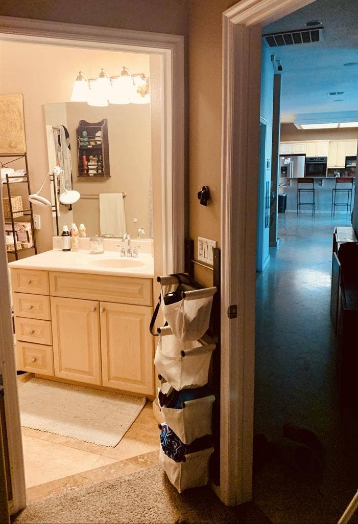 Large primary bed w private bath