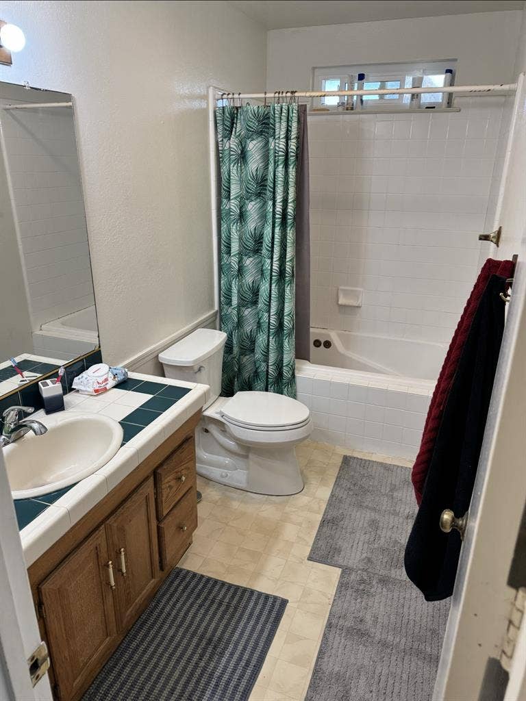 ROOM FOR RENT
MOSS BEACH $