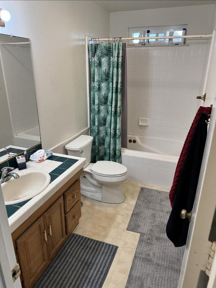 ROOM FOR RENT
MOSS BEACH $