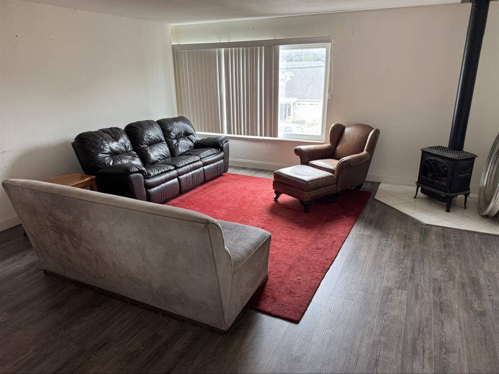 ROOM FOR RENT
MOSS BEACH $