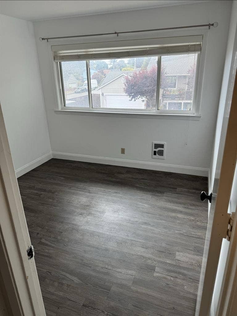 ROOM FOR RENT
MOSS BEACH $