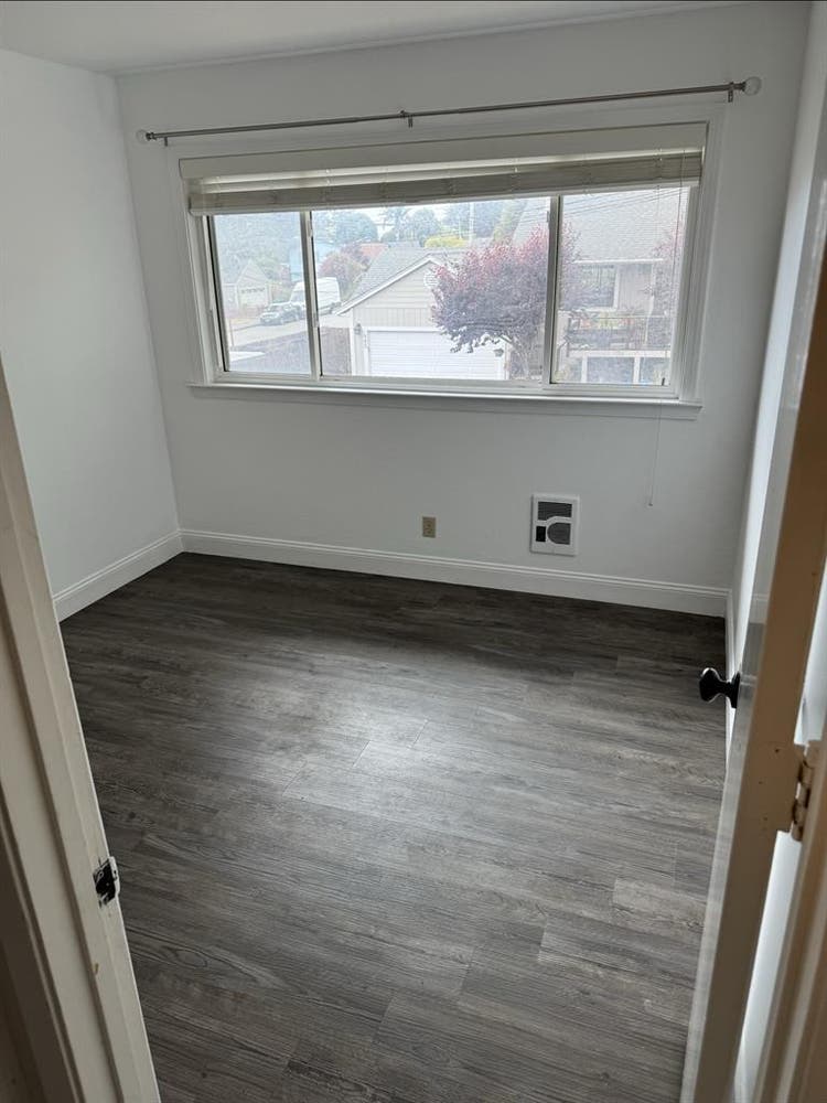 ROOM FOR RENT
MOSS BEACH $