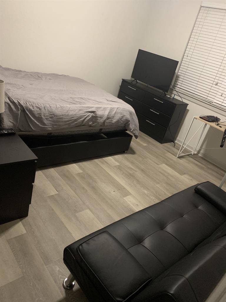 Extra room in Apartment to split