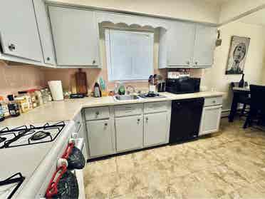 Cozy and Charming 2 Bedroom.