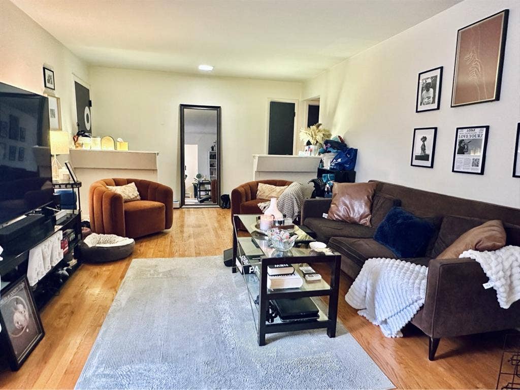 Cozy and Charming 2 Bedroom.