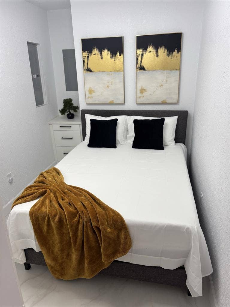 Furnished Modern studio inc UTILITY