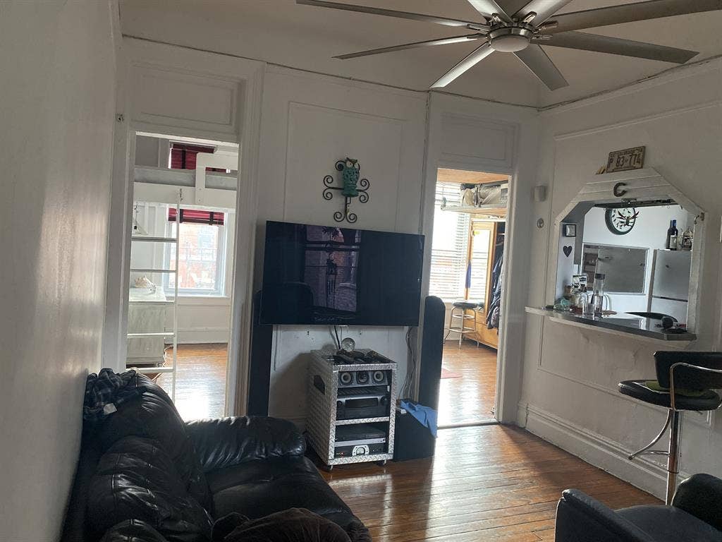nice clean sunny room