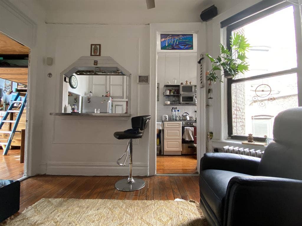 nice clean sunny room