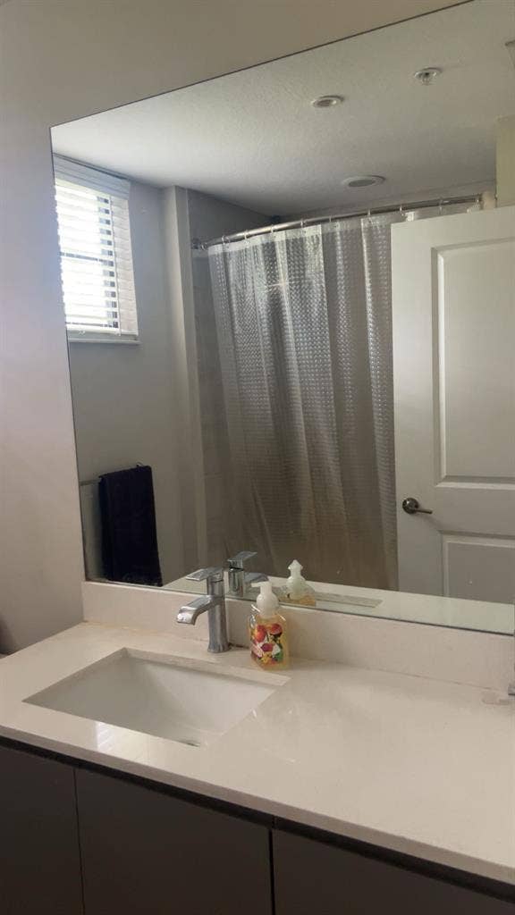 Cute room in a 3 bed apartment