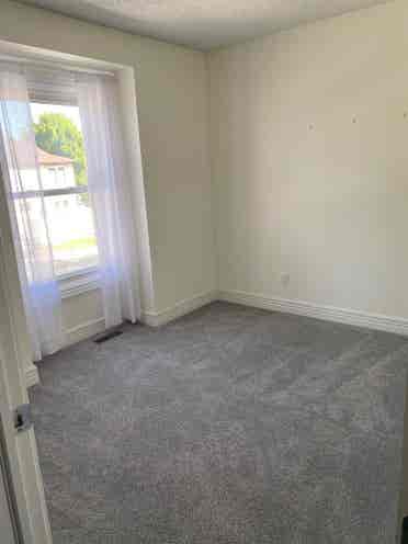 private room for rent - unfurnshied
