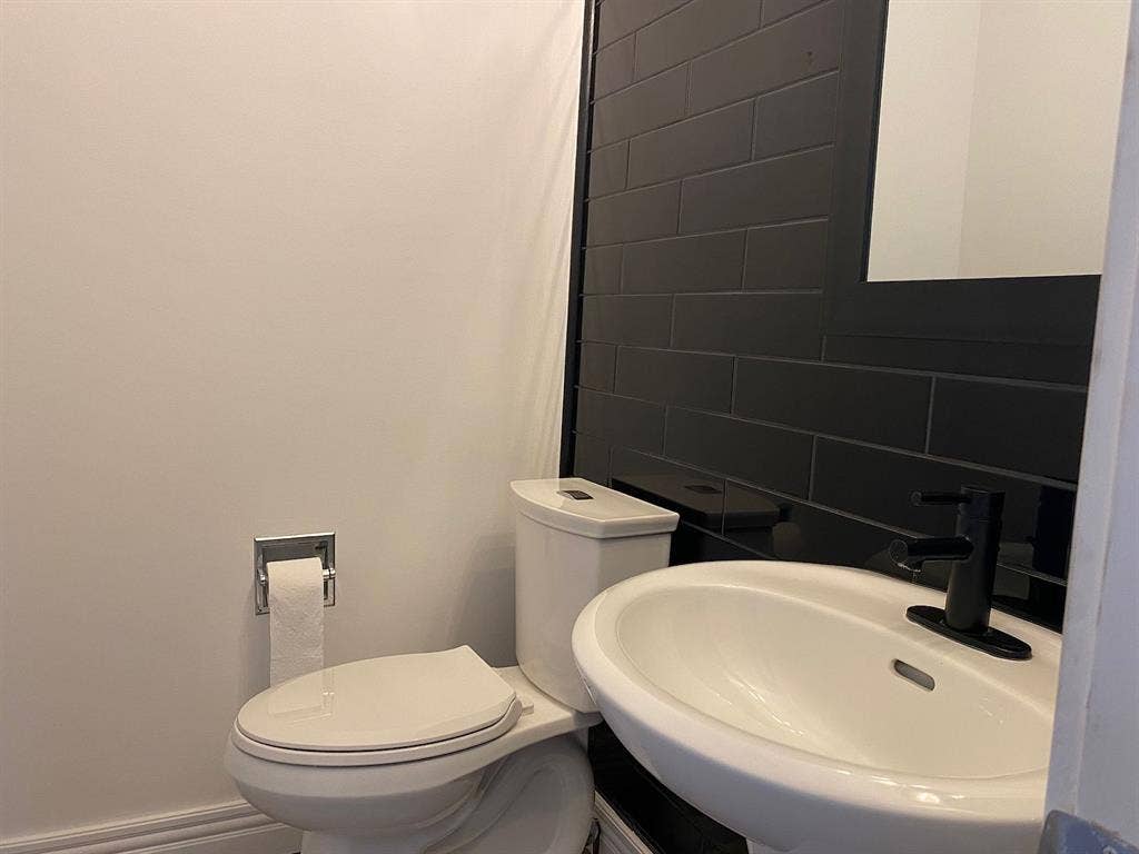 private room for rent - unfurnshied