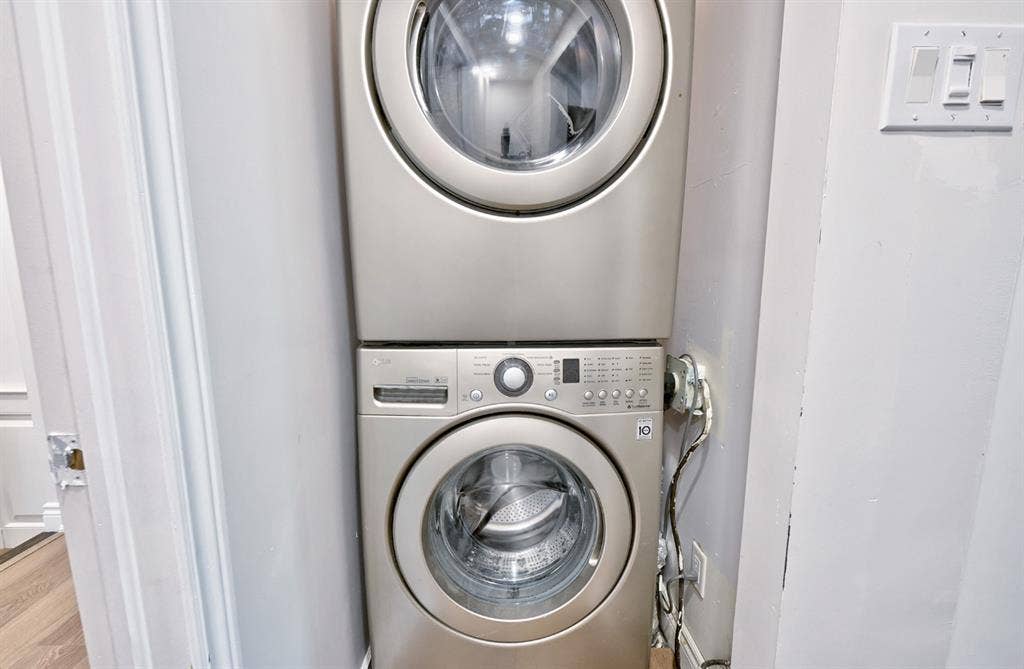 Rooms in Luxury Home in Bronte