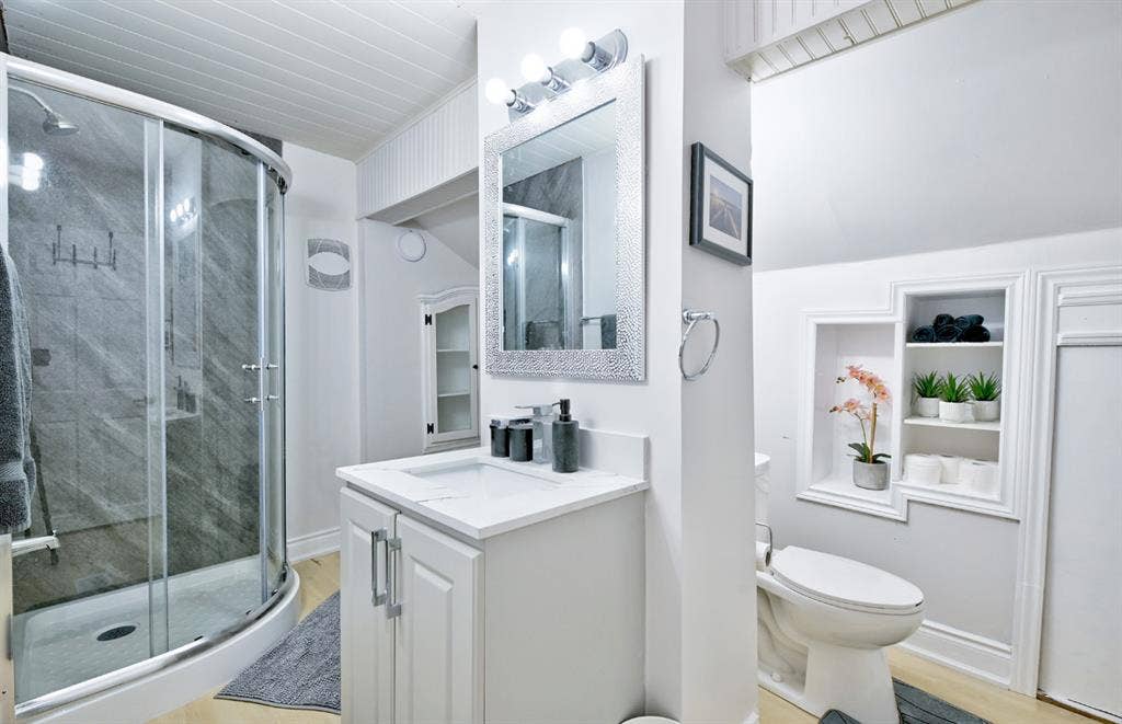 Rooms in Luxury Home in Bronte