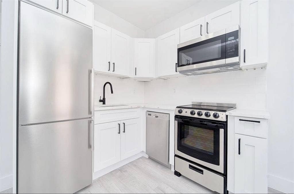 Looking for a roommate July 1st