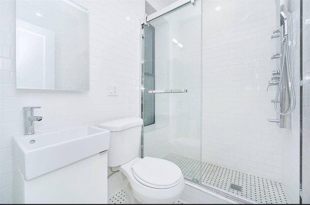 Looking for a roommate July 1st