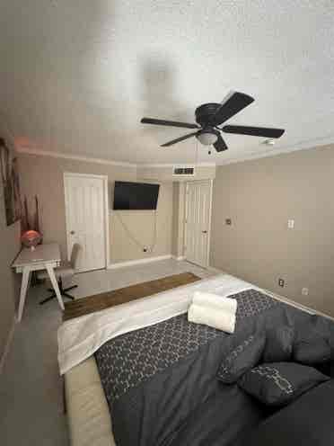 Room for rent with work station