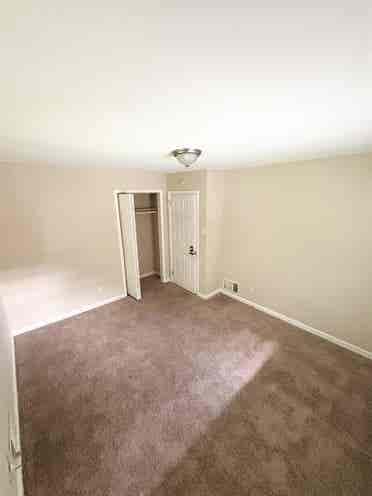 Rooms For Rent near Marta & I-!