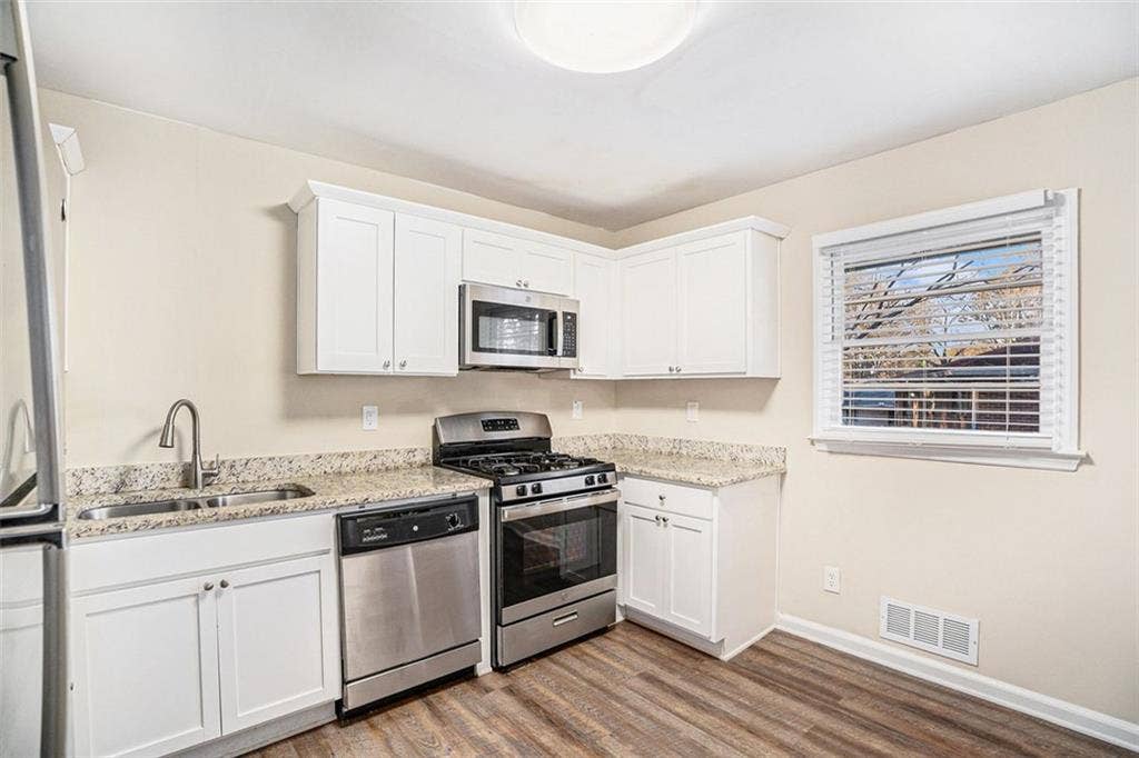 Rooms For Rent near Marta & I-!