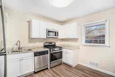 Rooms For Rent near Marta & I-!