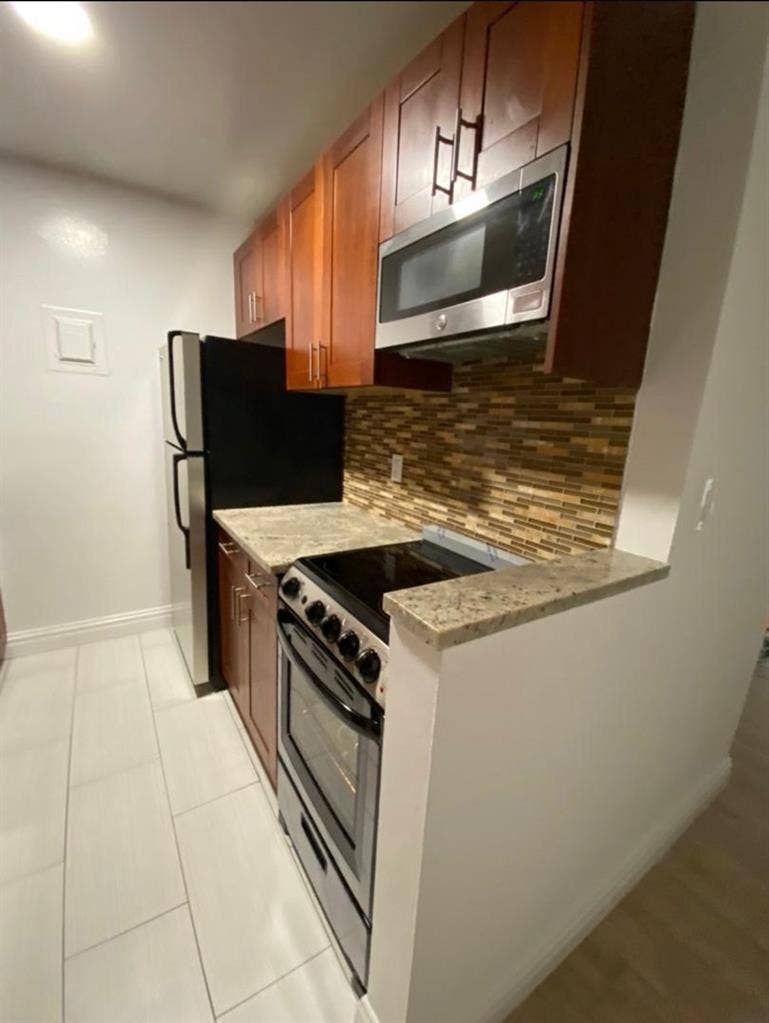 ✨Room Available in Midtown South✨
