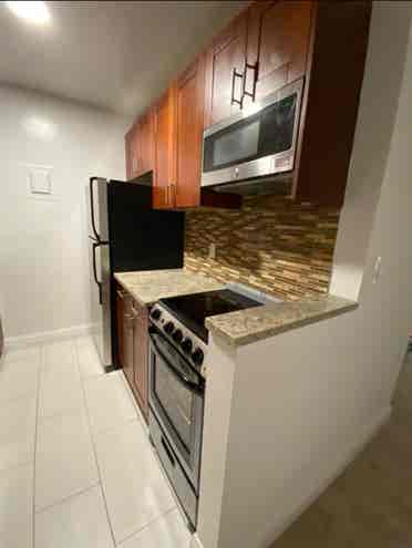 ✨Room Available in Midtown South✨