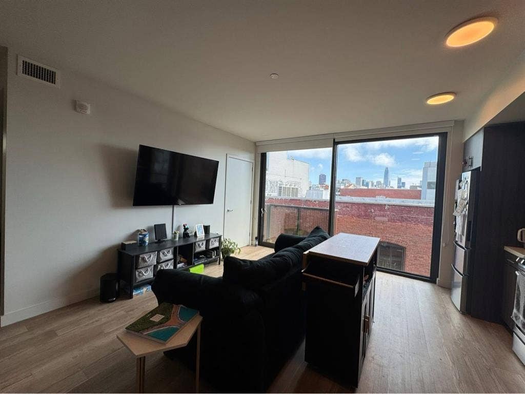 Seeking male roomie for Asian apt
