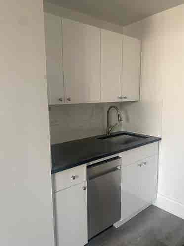 ✨Spacious Room in Midtown South✨