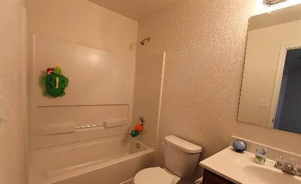 Room For Rent. West Side.