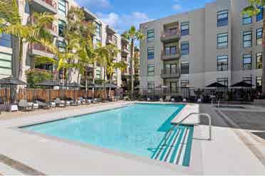 Hollywood Luxury Apartment