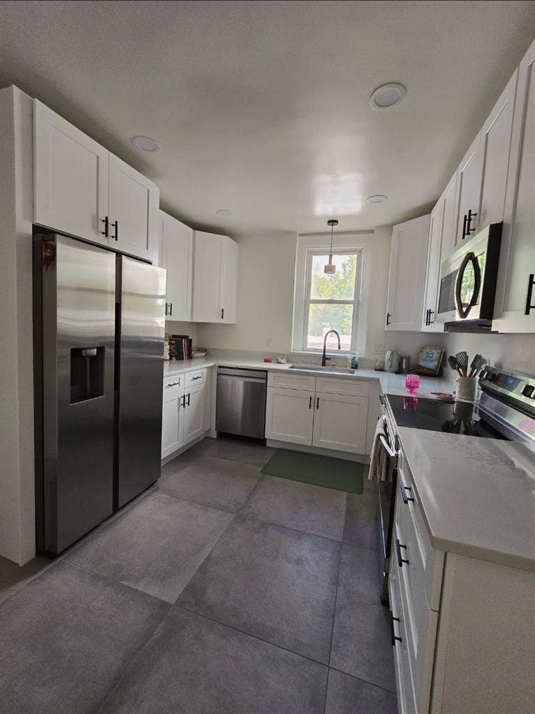Stunning sunny flat needs roommates