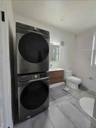 Stunning sunny flat needs roommates