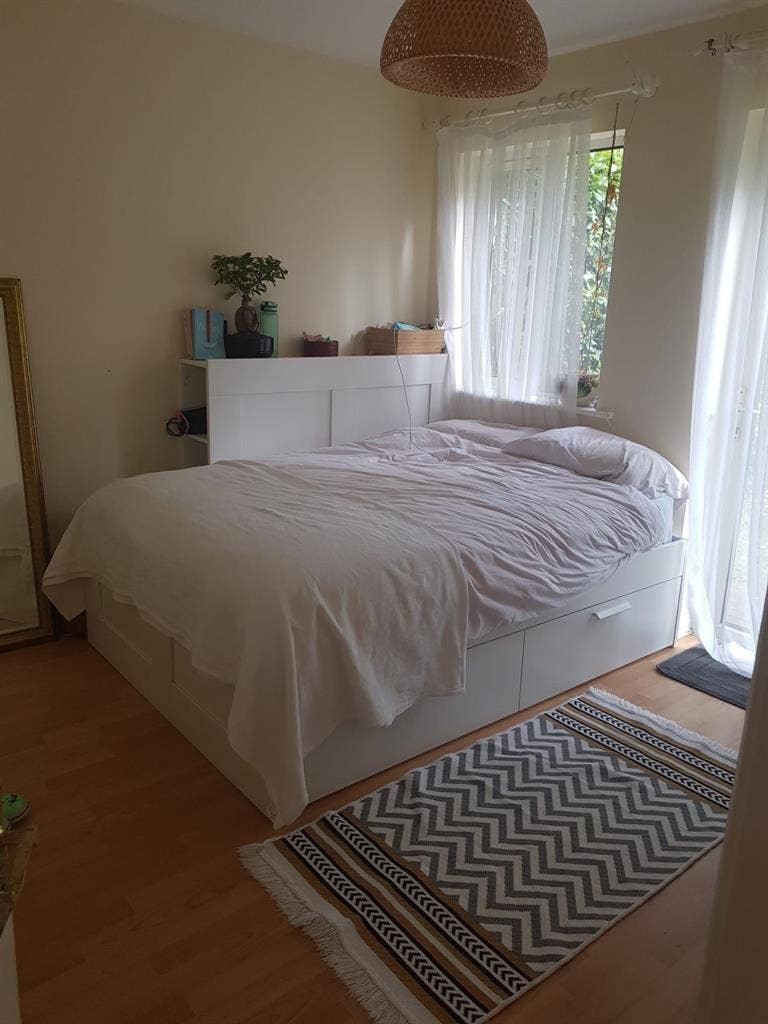 One sharing room available
