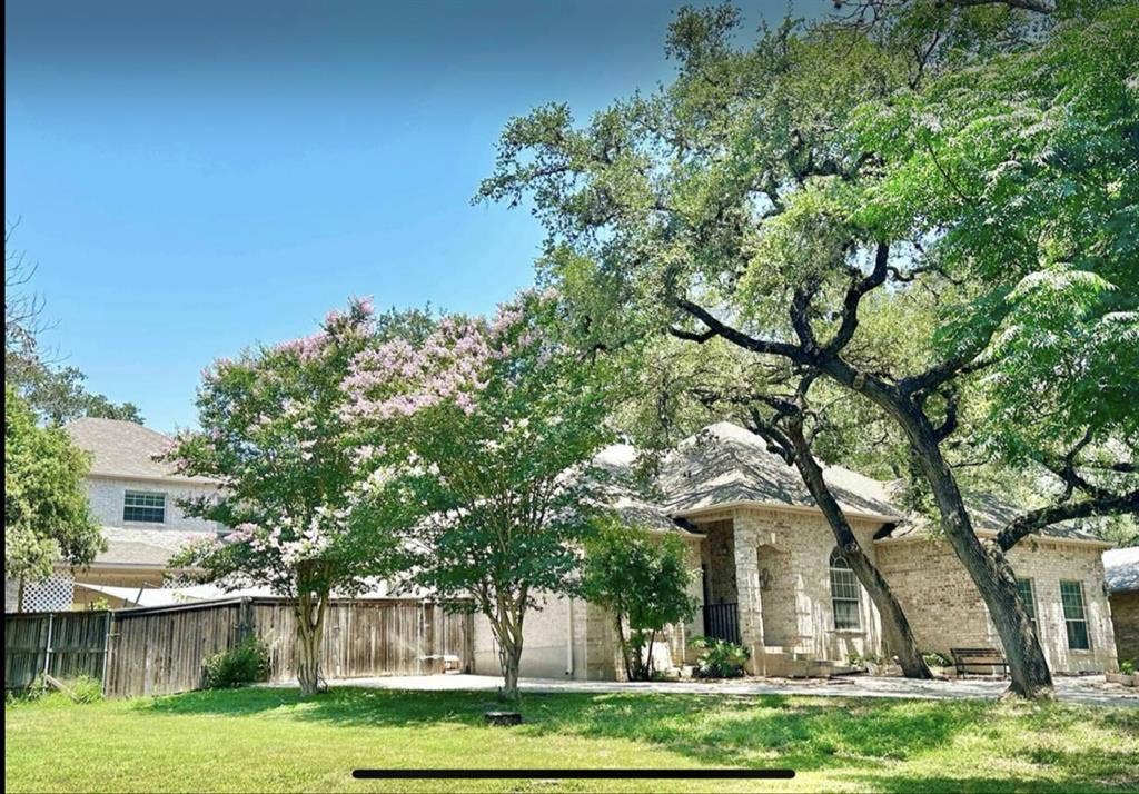 Roommates needed-furnished