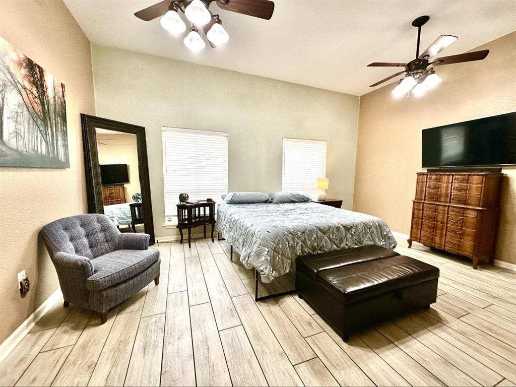 Roommates needed-furnished