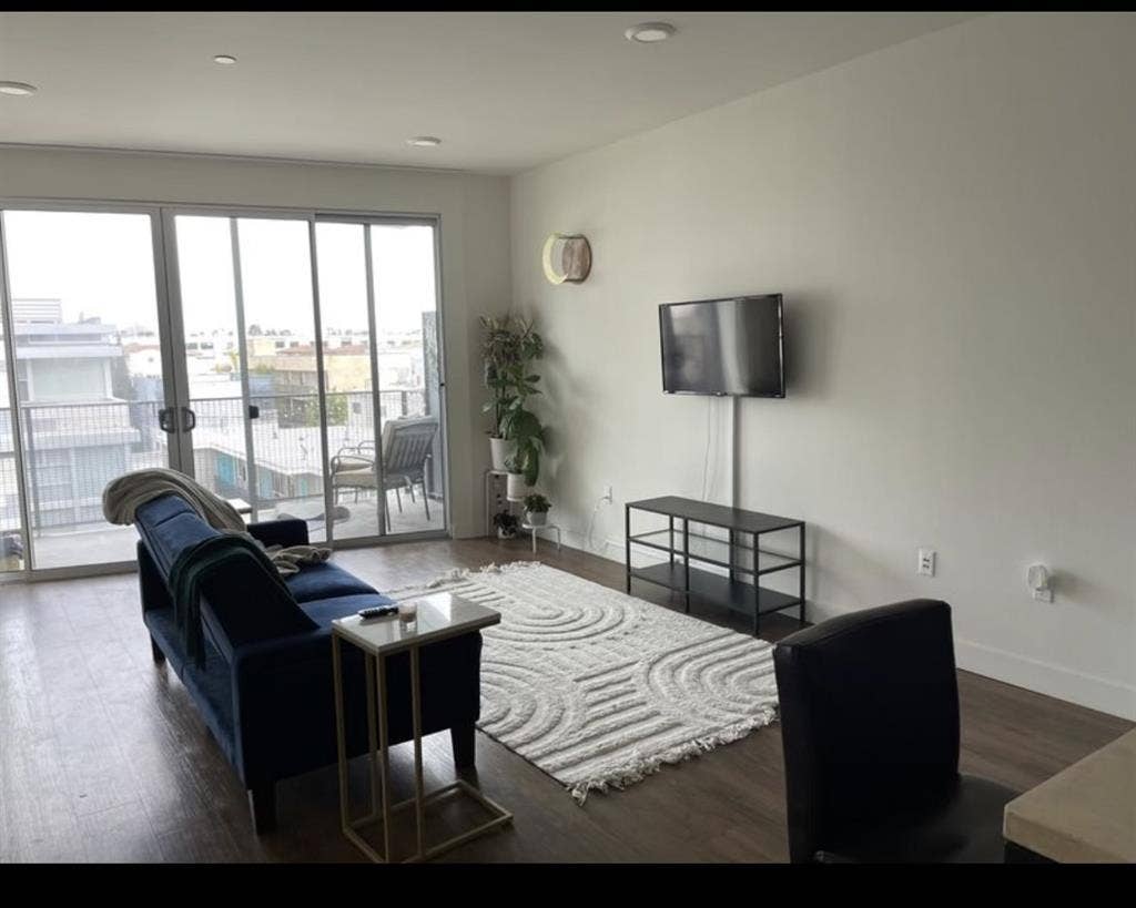 Private room/bathroom in Hollywood!