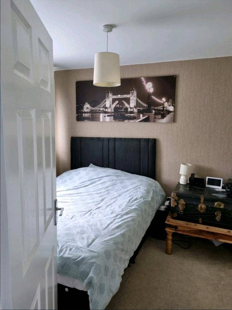 CLOSE TO GATWICK - DOUBLE ROOM!