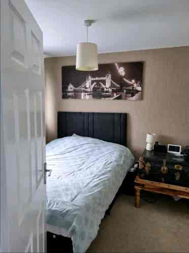 CLOSE TO GATWICK - DOUBLE ROOM!