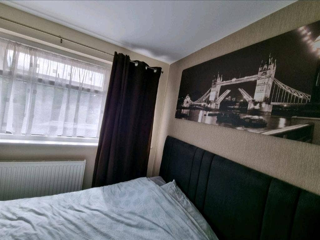 CLOSE TO GATWICK - DOUBLE ROOM!