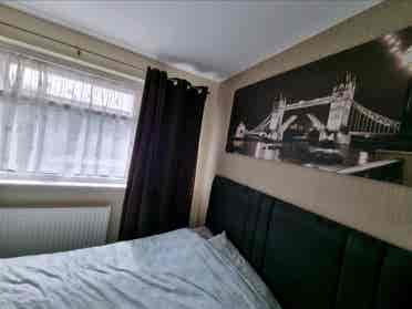 CLOSE TO GATWICK - DOUBLE ROOM!