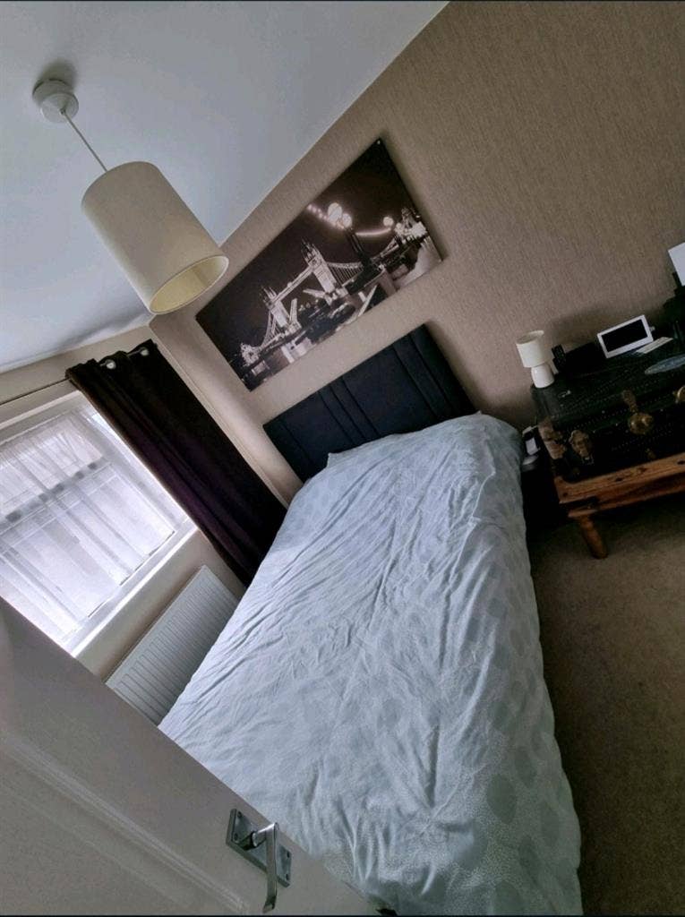 CLOSE TO GATWICK - DOUBLE ROOM!