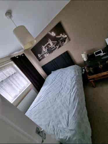 CLOSE TO GATWICK - DOUBLE ROOM!