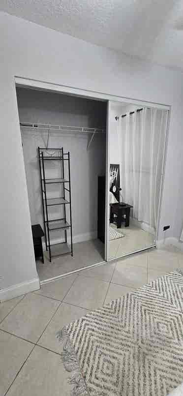 Room For Rent In Deerfield Beach.