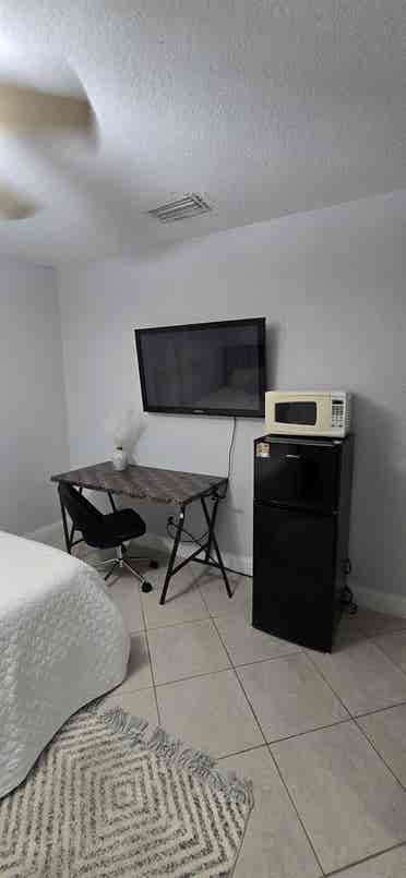 Room For Rent In Deerfield Beach.