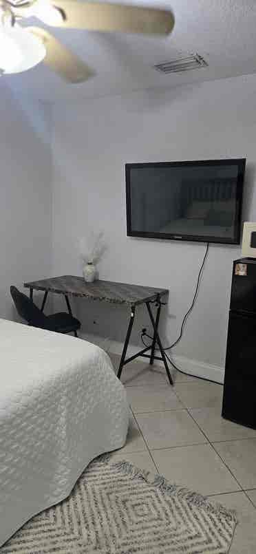 Room For Rent In Deerfield Beach.